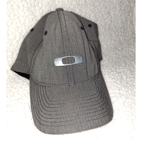 Oakley | Flex-Fit Cap in Grey - Picture 7 of 10